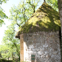 Au détour d'un jardin, une ancienne borie typique de la région. Au détour d'un jardin, une ancienne borie typique de la région.