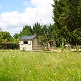 La maisonnette des enfants au milieu de la nature.