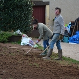 Apres la bataille il faut ressemer environ 3000 mètres carrés, et les cailloux partout !