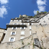 Roccamadour est perché sur un rocher face au canyon