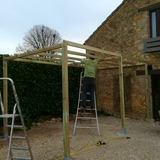 Construction d'une pergola au grand gite pour nos vacanciers.