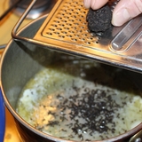 Préparation des oeufs brouillés aux truffes.