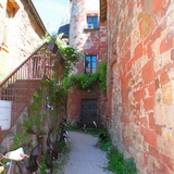 Des ruelles étroites bordées de découvertes.