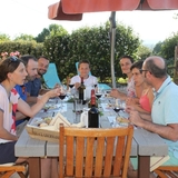 Un beau moment plein de convivialité autour de la table d'hôtes