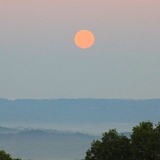 La lune se fait belle au crépuscule.