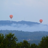 Les mongolfières vues du domaine dans la vallée.