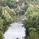 La rivière du Lot passe juste en dessous de Saint Cirq Lapopie