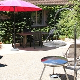 La terrasse, le ciel bleu et la détente.