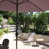 La charmante terrasse privée du gite sous le grand tilleul centenaire du domaine.