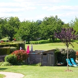 La piscine clôturée et sécurisée du gite dans un écrin de verdure.